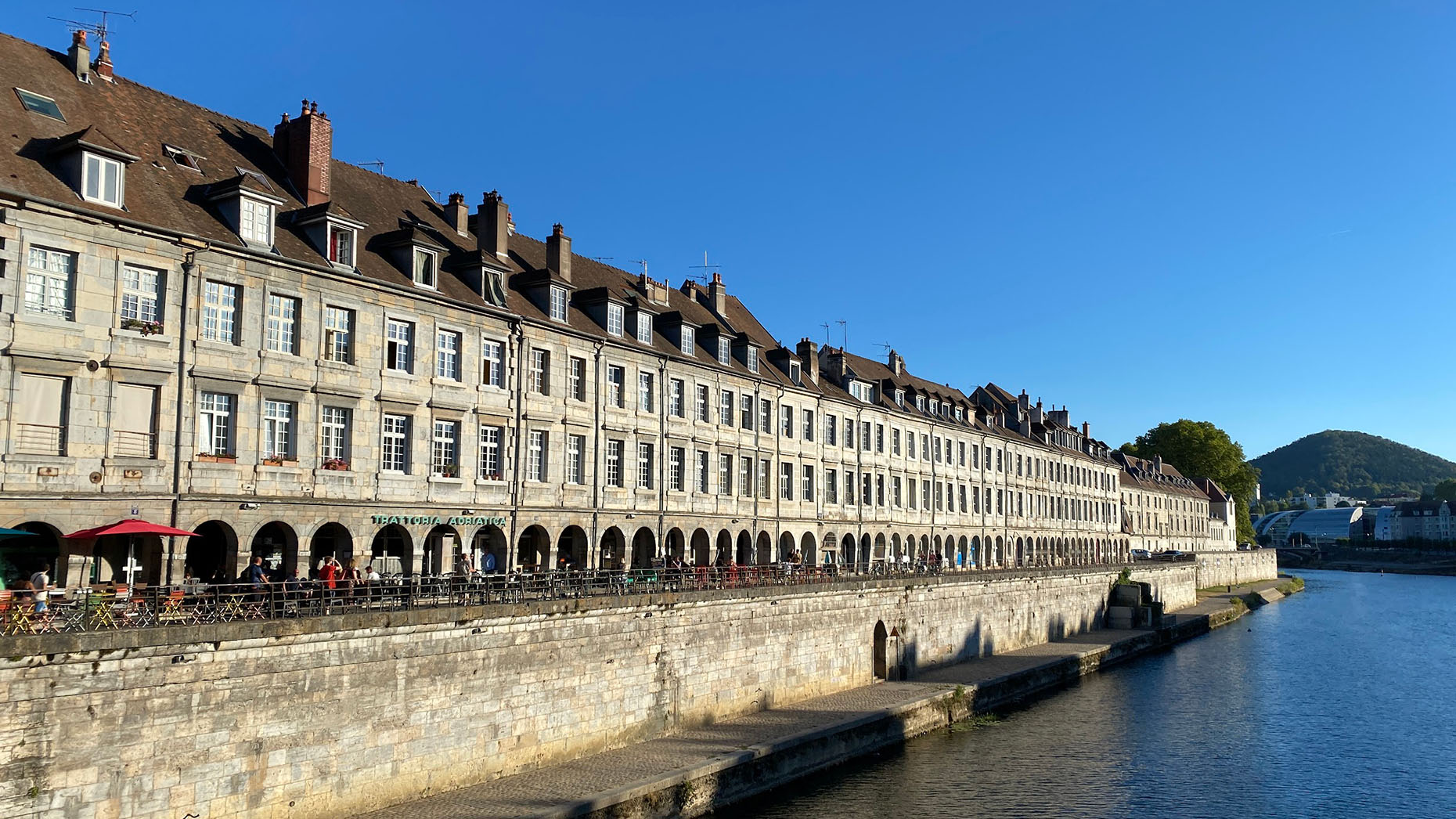 Besançon mit dem Fluss Doubs Besançon mit dem Fluss Doubs