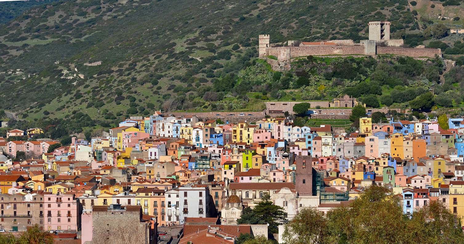 Bosa auf Sardinien mit Castello di Serravalle im Hintergrund