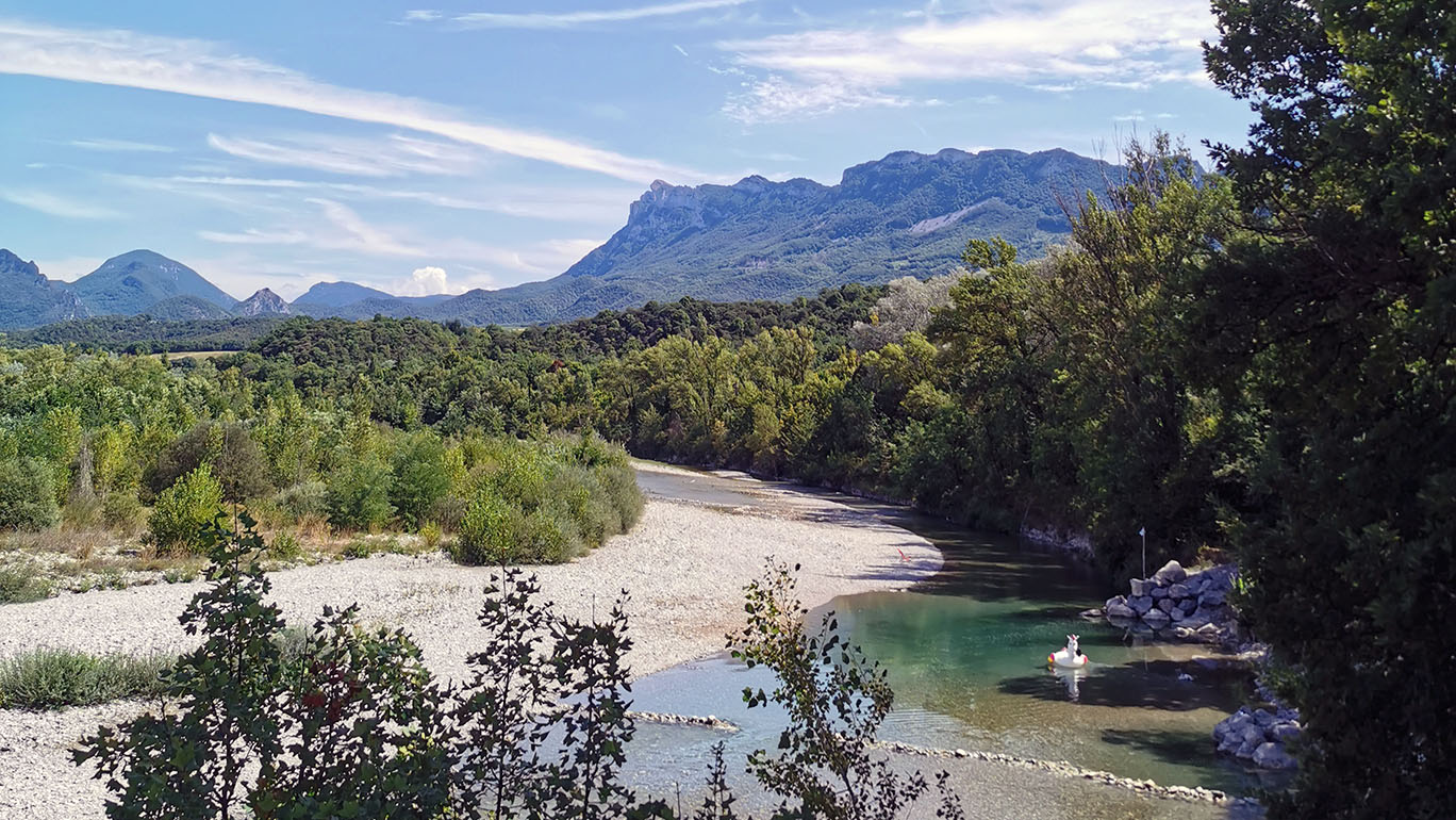 Fluss La Drôme mit Les-3-Becs im Hintergrund Fluss La Drôme mit Les-3-Becs im Hintergrund