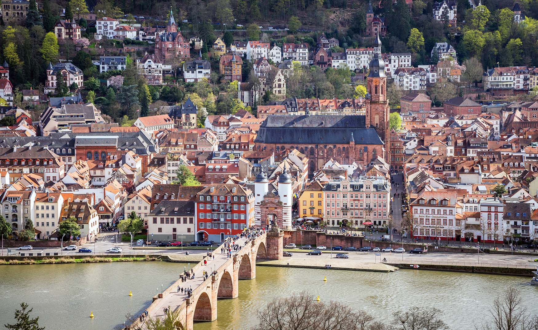 Heiliggeistkirche, Heidelberg mit dem Fluss Neckar Heiliggeistkirche, Heidelberg mit dem Fluss Neckar