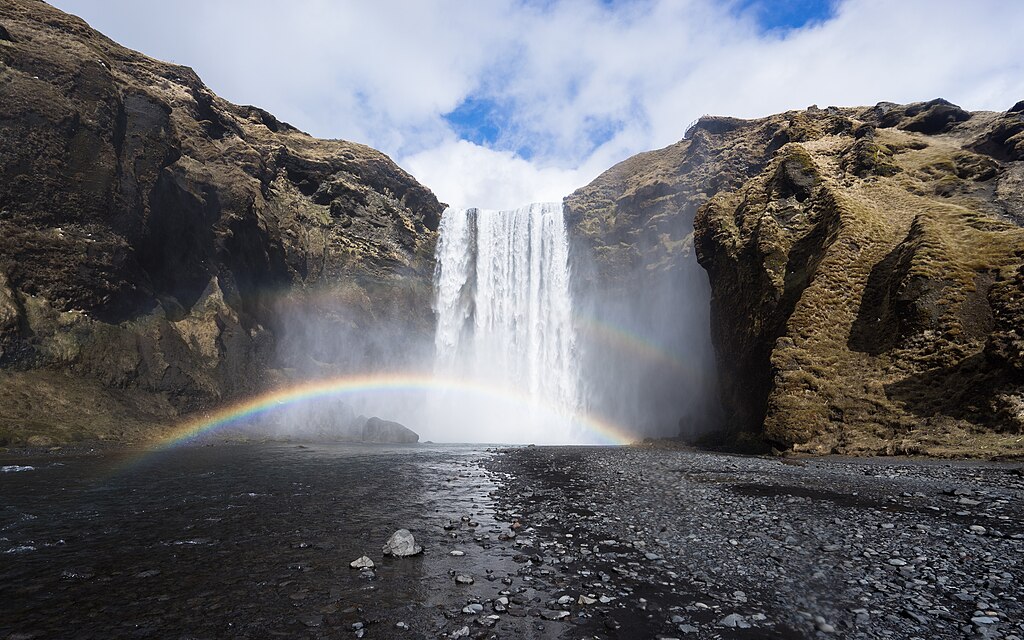 Regenbogen beim Skógafoss Wasserfall